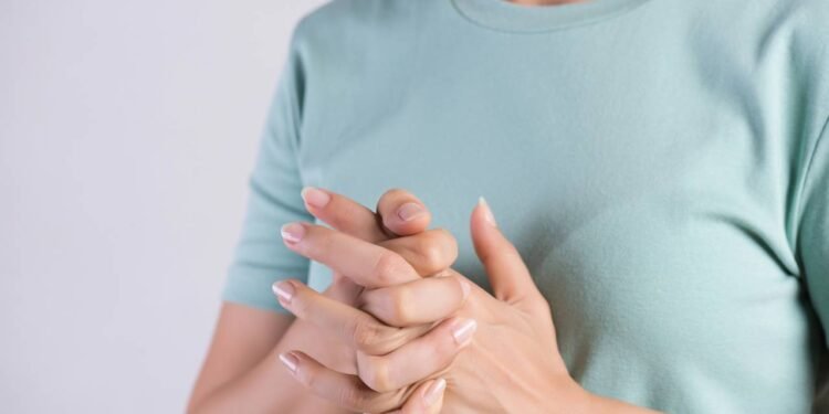 Adora estalar os dedos? Pode curtir o som tranquilo, só não exagere para evitar incômodos. // Créditos: depositphotos.com / spukkato