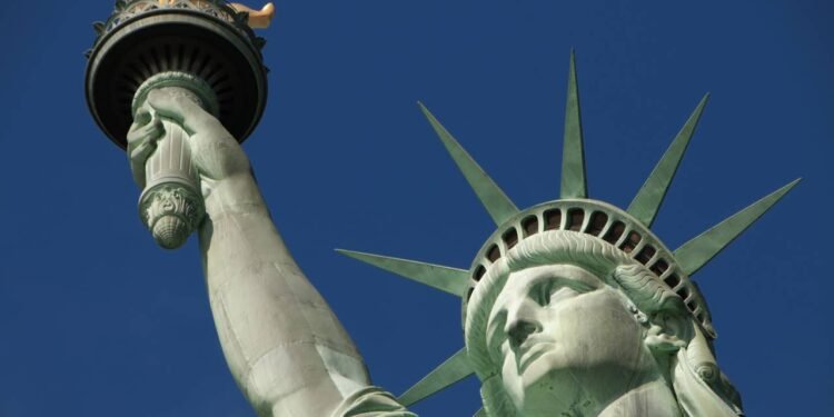 Observar a pátina verde nas construções antigas indica não só a passagem do tempo - Créditos: depositphotos.com / urmoments