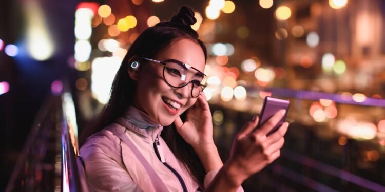 A inserção de fones de ouvido na rotina demonstra mais do que uma mera preferência sonora - Créditos: depositphotos.com / KostyaKlimenko