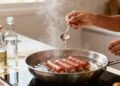 Poucos sabem qual é o propósito de adicionar vinagre à água de cozimento da salsicha