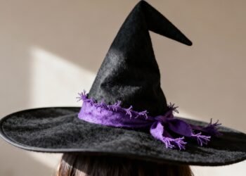 Protagonista em Wicked, qual a origem e o significado do chapéu pontudo das bruxas