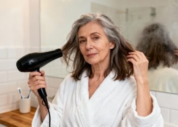 Qual é o erro que as mulheres com mais de 60 anos cometem ao usar um secador de cabelo