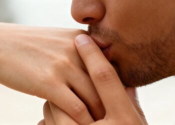 O que significa beijar alguém na mão, segundo a psicologia