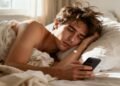 O hábito de acordar e mexer no celular imediatamente pode causar este impacto emocional