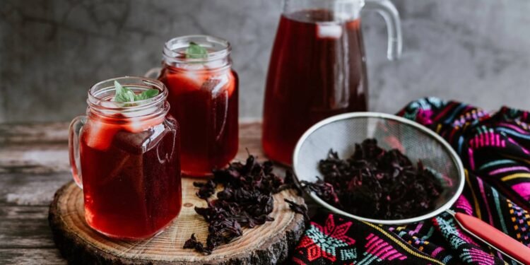 O chá de hibisco é conhecido por reduzir a pressão arterial e melhorar a circulação - Créditos: depositphotos.com / marcoscastillo