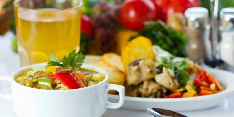 Opte por pratos balanceados com proteínas magras, vegetais e carboidratos integrais no jantar. // Créditos: depositphotos.com / alphacell