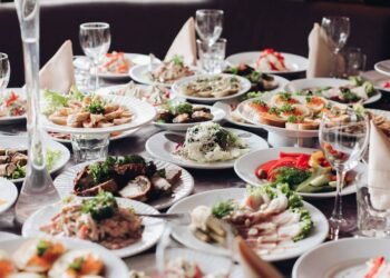 O que significa quando alguém retira rápido os restos da mesa depois de comer