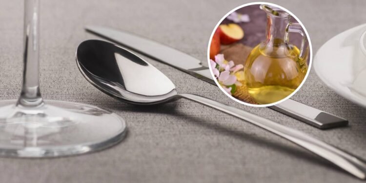 O truque do vinagre que faz os talheres parecerem novos