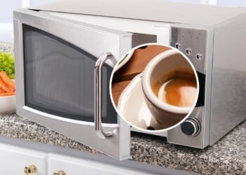 Esqueça o micro-ondas, esse é o melhor método para esquentar café