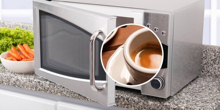 Esqueça o micro-ondas, esse é o melhor método para esquentar café