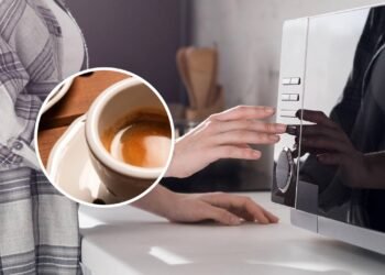 Por que você provavelmente não deve reaquecer seu café no micro-ondas