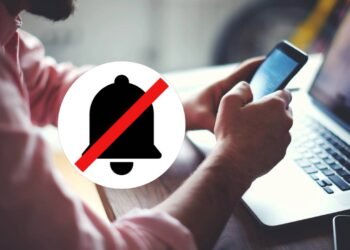 Poucos sabem por que é aconselhável carregar seu celular no modo avião e para que serve