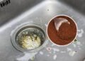 9 itens que nunca devem ser jogados no ralo da cozinha