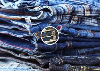 Poucos sabem para que servem os botões de metal na calça jeans