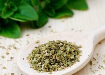 Esse tempero de cozinha é comum, mas pode se tornar um chá poderoso contra dores de garganta
