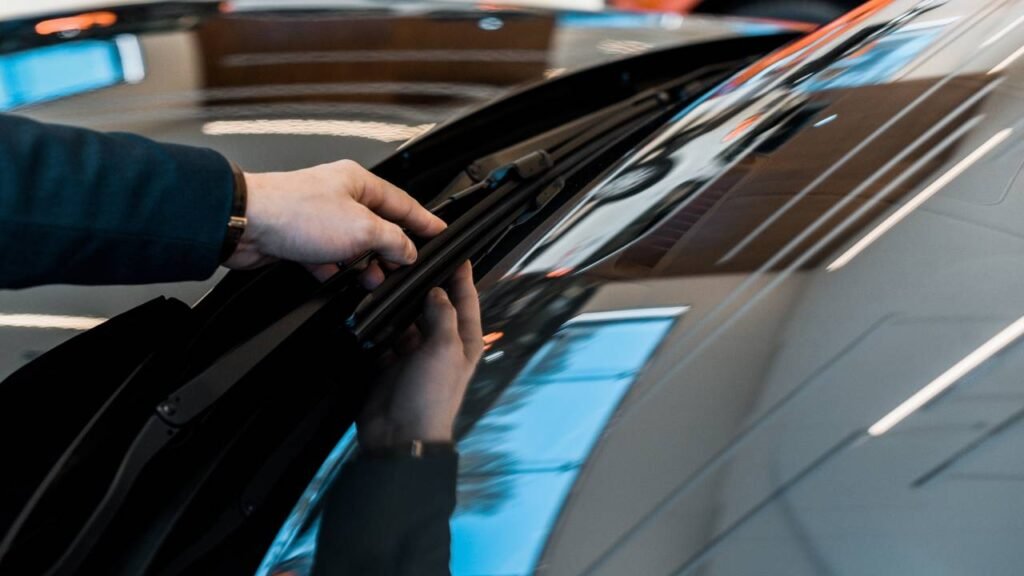 Poucos sabem para que servem os pontos pretos nas bordas do para-brisa