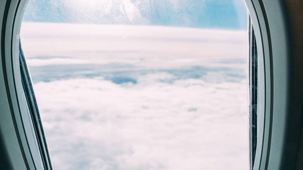 Poucos sabem o verdadeiro motivo da janela do avião não ser alinhada com o assento