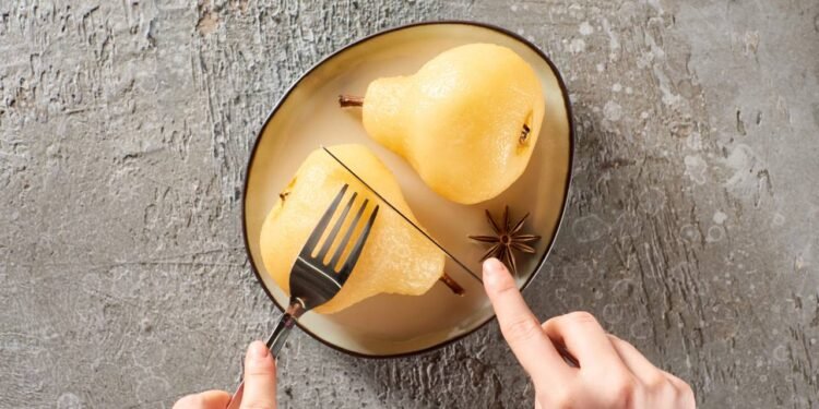 A pêra é uma excelente fonte de fibras solúveis e insolúveis, especialmente pectina, que ajuda a regular o trânsito intestinal - Créditos: depositphotos.com / VadimVasenin