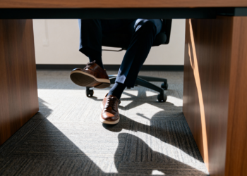 O que significa mover a perna constantemente enquanto está sentado, de acordo com a psicologia?