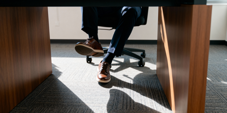 O que significa mover a perna constantemente enquanto está sentado, de acordo com a psicologia?