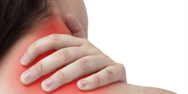 Aplicar alongamentos e cuidar da ergonomia pode trazer alívio e prevenir dores no pescoço. // Créditos: depositphotos.com / sielemann