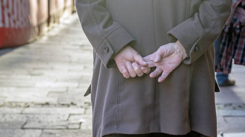 O que significa andar com as mãos atrás das costas, segundo a psicologia