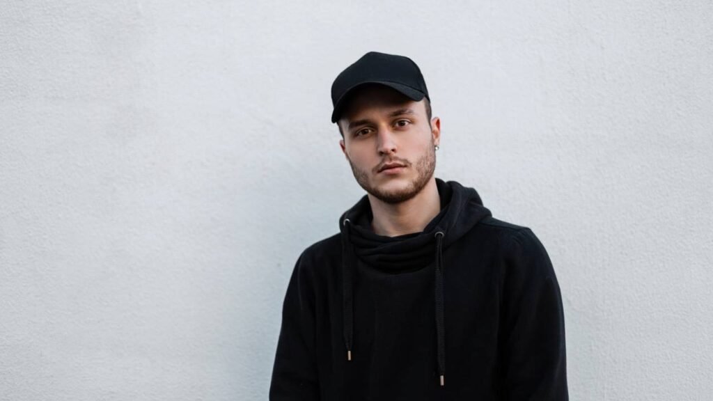 Qual a função do "botão" em cima do boné