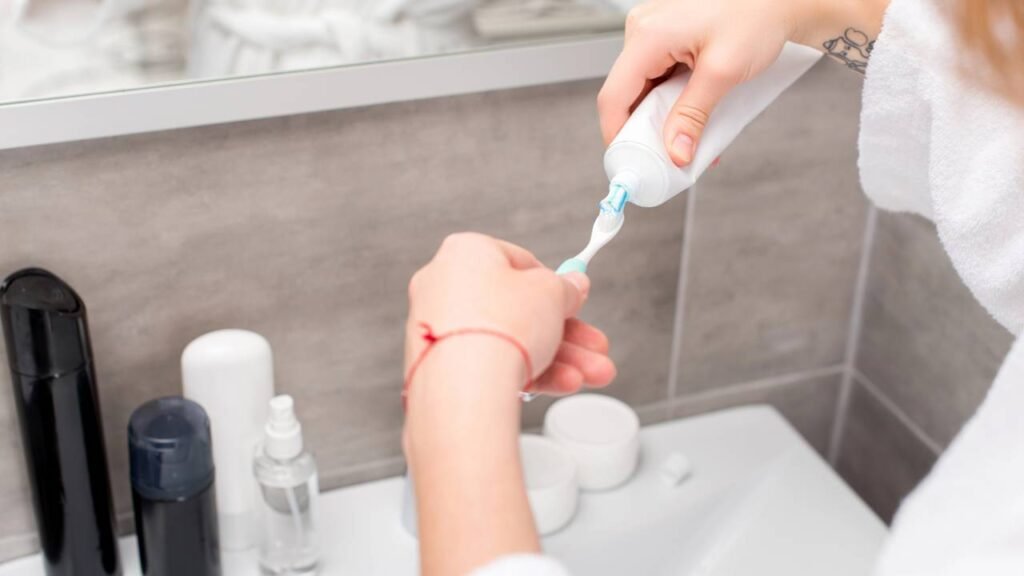 Você deve escovar os dentes antes ou depois do café da manhã?