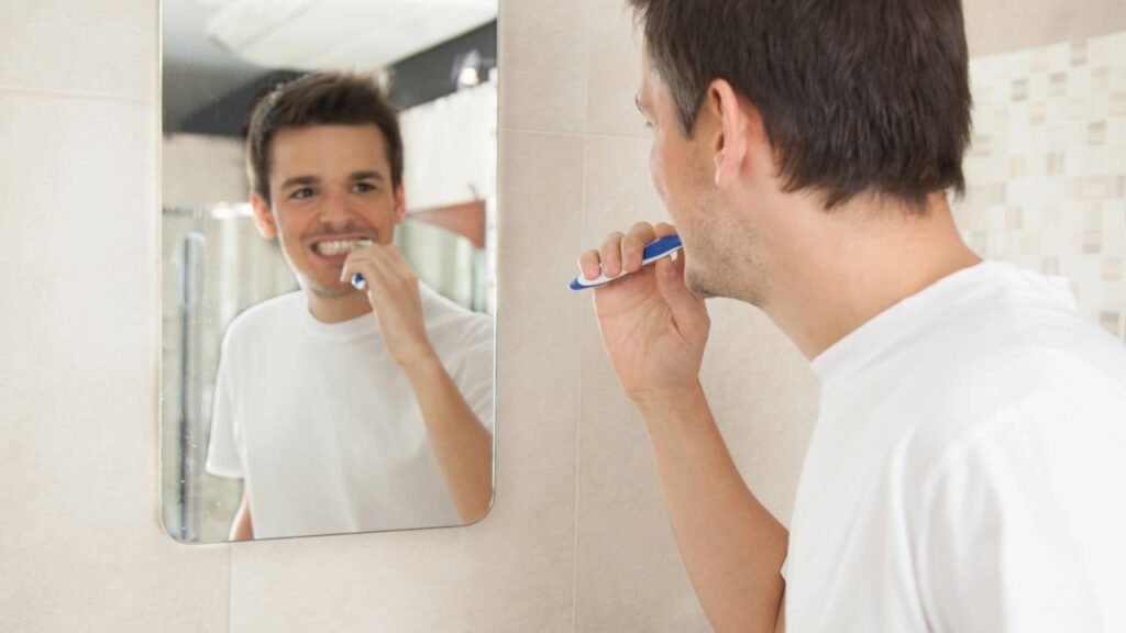 O erro mais comum na hora de escovar os dentes, que prejudica sua saúde