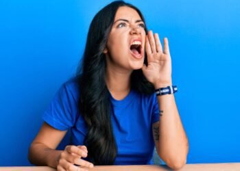 O que significa para uma pessoa falar alto sozinha, segundo a psicologia