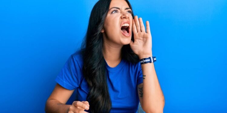 O que significa para uma pessoa falar alto sozinha, segundo a psicologia