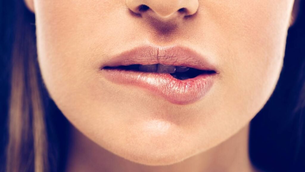 O que significa para uma mulher morder o lábio, segundo a psicologia
