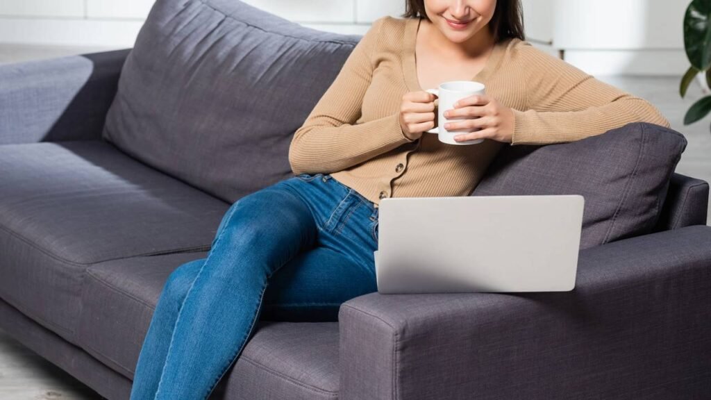 Por que uma pessoa sempre se senta no mesmo lugar no sofá, segundo a psicologia