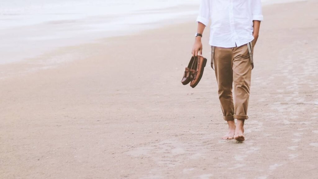 Esses são os grandes benefícios de caminhar na praia constantemente