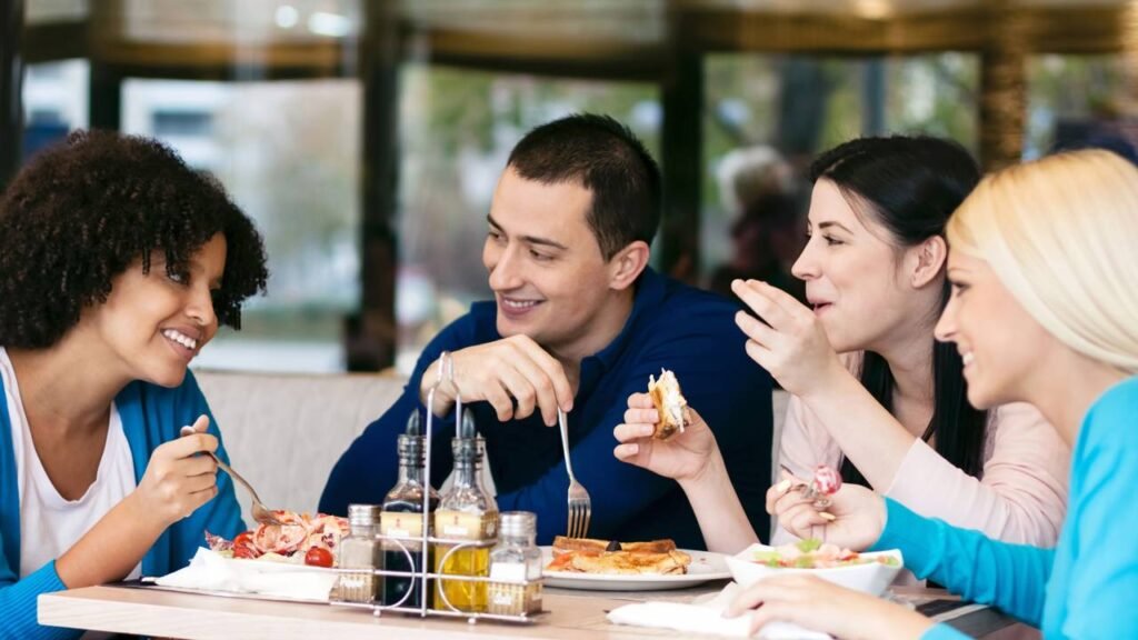 O que significa para uma pessoa levantar rapidamente a mesa depois de comer, segundo a psicologia