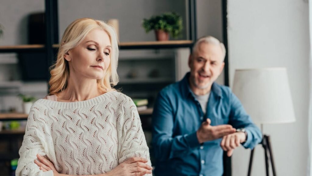 O que significa revirar os olhos enquanto outra pessoa fala, segundo a psicologia