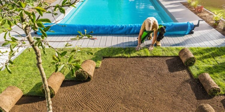 Selecionar espécies adequadas para áreas de piscina é fundamental para evitar queda excessiva de folhas ou flores na água - Créditos: depositphotos.com / welcomia