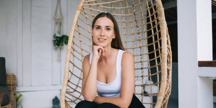 Uma das interpretações mais recorrentes desse gesto é a de autoconfiança - Créditos: depositphotos.com / GaudiLab