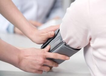 O que fazer se a pressão estiver alta e como agir em casa da forma correta