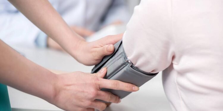 Saiba que pressão alta pode ser controlada com hábitos saudáveis e acompanhamento médico. // Créditos: depositphotos.com / AlexLipa