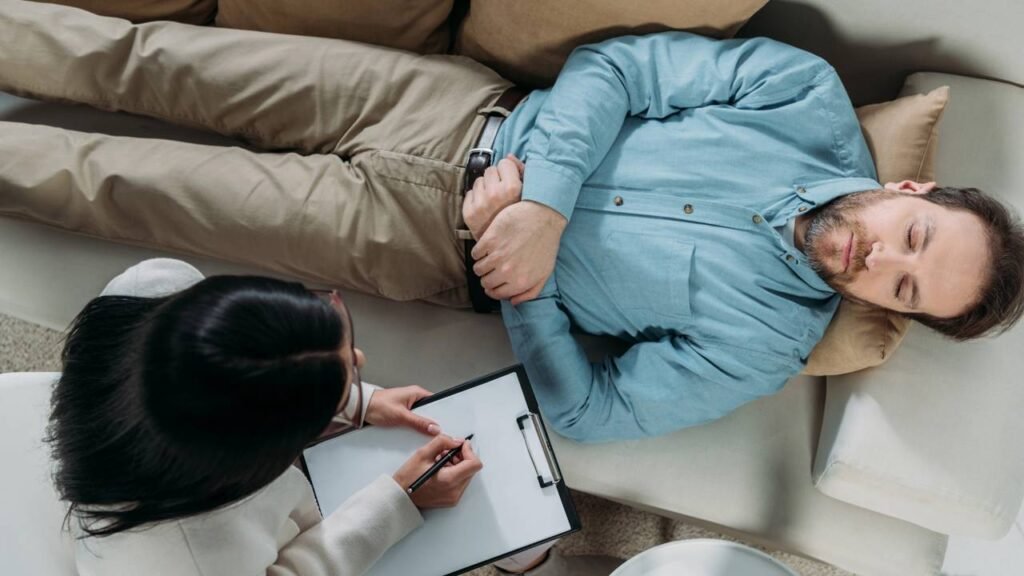 O que é a psicanálise e como ela se diferencia da psicologia?