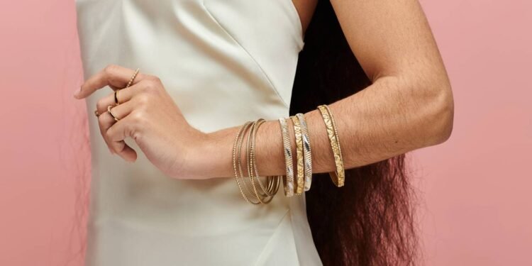 Combinar diversos tipos de acessórios geralmente sugere não só criatividade, mas também flexibilidade no estilo - Créditos: depositphotos.com / HayDmitriy