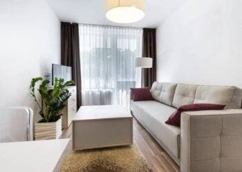 Truques que vão fazer com que o seu quarto pareça bem maior