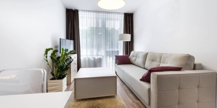 Truques que vão fazer com que o seu quarto pareça bem maior