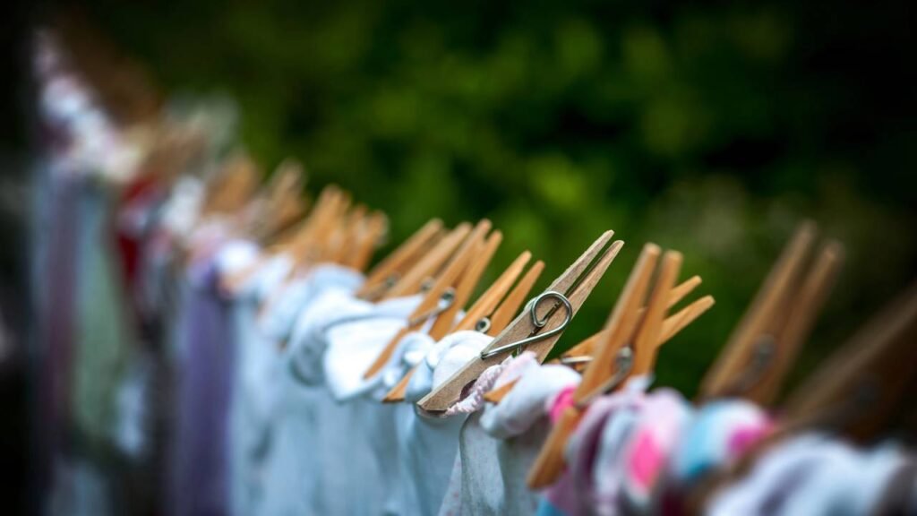 Esse truque faz as roupas secarem duas vezes mais rápido dentro de casa