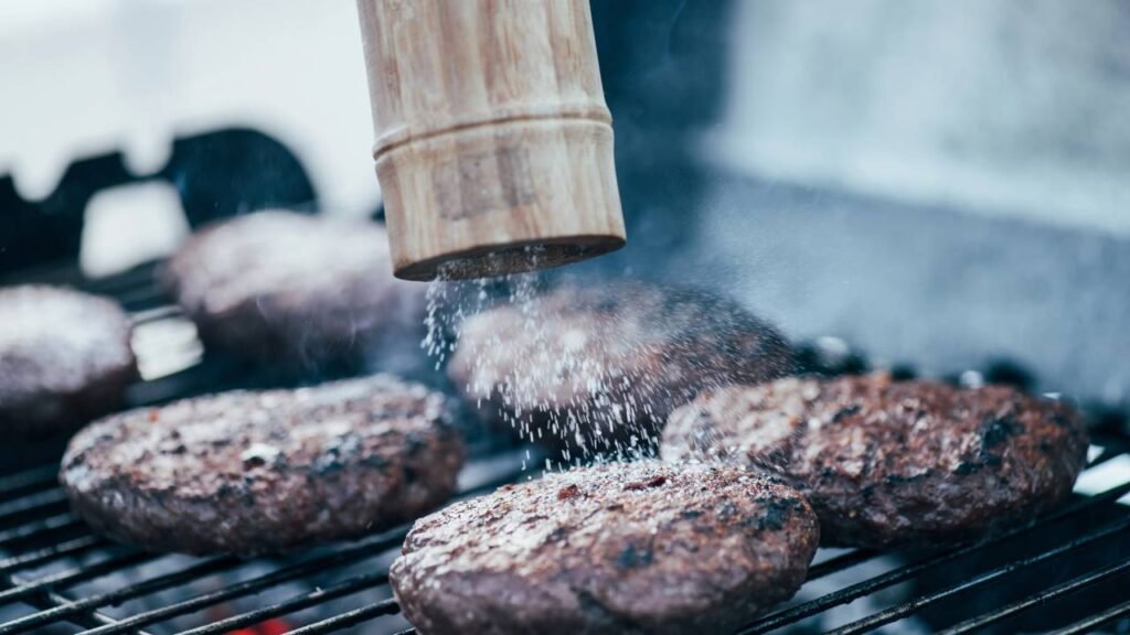 Quais são as vantagens de jogar sal nas brasas para fazer churrasco