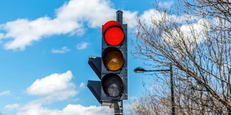 Dentre os principais cuidados que motoristas e pedestres devem adotar - Créditos: depositphotos.com / bakerjarvis