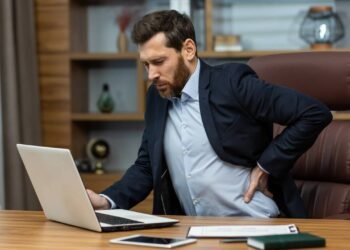 Os alongamentos perfeitos para quem fica sentado o dia todo e precisa liberar tensões