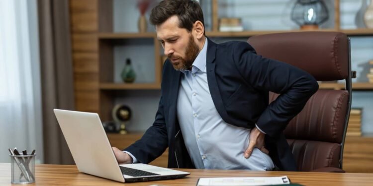 Os alongamentos perfeitos para quem fica sentado o dia todo e precisa liberar tensões