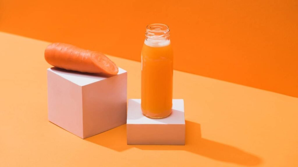 Quais são os benefícios do suco de cenoura e qual é a receita fácil para prepará-lo em casa?